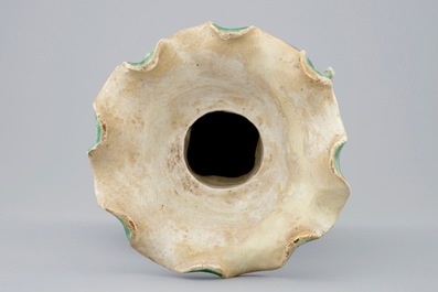 Un vase en forme de lotus en porcelaine de Chine famille noire, 19&egrave;me