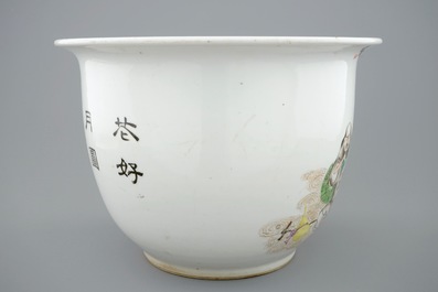 Un pot &agrave; fleurs en porcelaine de Chine famille rose &agrave; d&eacute;cor d'immortels, 19&egrave;me