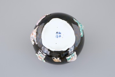 Un br&ucirc;le-parfum en porcelaine de Chine &agrave; d&eacute;cor famille rose sur fond noir, 19/20&egrave;me