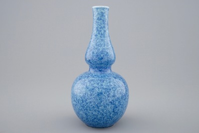 Een Chinese bleu poudr&eacute; dubbele gourde vaas, 18/19e eeuw
