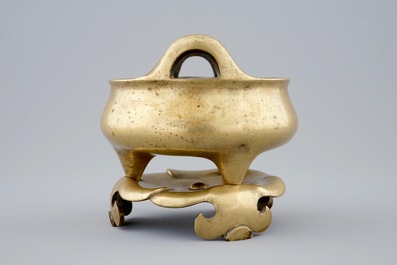 Un br&ucirc;le-parfum sur socle en forme de feuille en bronze dor&eacute;, Chine, Dynastie Ming