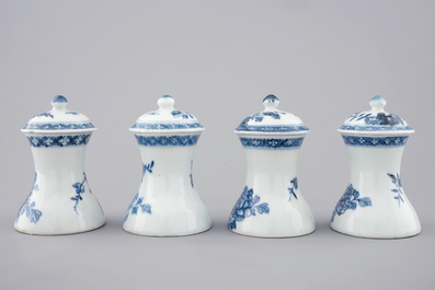 Een set van vier bodemloze Chinese blauw-witte stolpjes met floraal decor, Qianlong, 18e eeuw