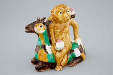 Une aigui&egrave;re en forme de singe assis sur un cerf en biscuit &eacute;maill&eacute; famille verte, Chine, Kangxi