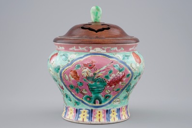 Een Chinees turquoise fond &quot;Straits&quot; porseleinen vaasje met houten deksel met jade knop, 19e eeuw