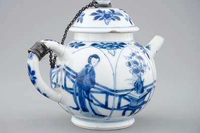 Deux th&eacute;i&egrave;res et couvercles en porcelaine de Chine bleu et blanc, Kangxi