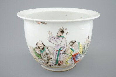 Un pot &agrave; fleurs en porcelaine de Chine famille rose &agrave; d&eacute;cor d'immortels, 19&egrave;me