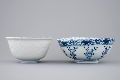 Deux bols en porcelaine de Chine bleu et blanc de type kraak, Ming, Wanli