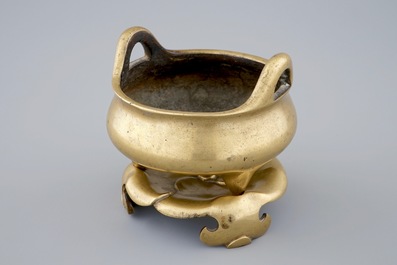 Un br&ucirc;le-parfum sur socle en forme de feuille en bronze dor&eacute;, Chine, Dynastie Ming