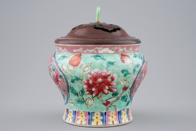 Un vase en porcelaine de Chine &quot;Straits&quot; au fond turquoise et couvercle en bois et jade, 19&egrave;me