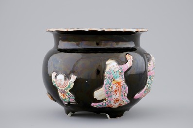 A Chinese famille rose on black-ground moulded censer, 19/20th C.