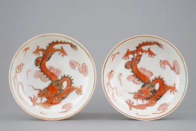 Une paire de tasses et soucoupes en porcelaine de Chine &agrave; d&eacute;cor de dragons en rouge de fer et dor&eacute;, Yongzheng, 1723-1735