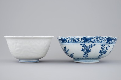 Deux bols en porcelaine de Chine bleu et blanc de type kraak, Ming, Wanli