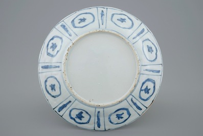 A blue and white Chinese kraak porcelain plate with a crane, Wanli, 1573-1619