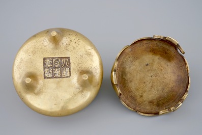 Un br&ucirc;le-parfum sur socle en forme de feuille en bronze dor&eacute;, Chine, Dynastie Ming