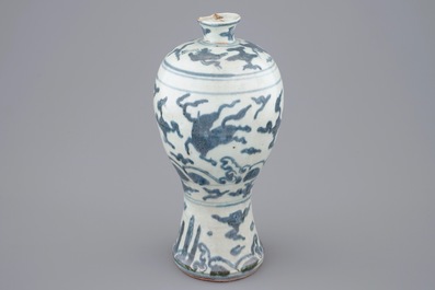 Un vase meiping en porcelaine de Chine bleu et blanc, Ming, Wanli
