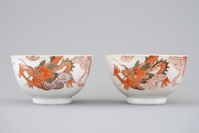 Een paar Chinese koppen en schotels met draken in ijzerrood en verguld, Yongzheng, 1723-1735