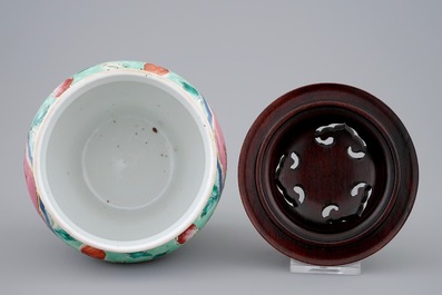 Un vase en porcelaine de Chine &quot;Straits&quot; au fond turquoise et couvercle en bois et jade, 19&egrave;me