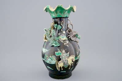 Un vase en forme de lotus en porcelaine de Chine famille noire, 19&egrave;me