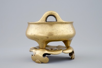 Een verguld bronzen wierookbrander op bladvormige sokkel, Ming Dynastie