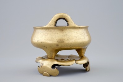 Un br&ucirc;le-parfum sur socle en forme de feuille en bronze dor&eacute;, Chine, Dynastie Ming