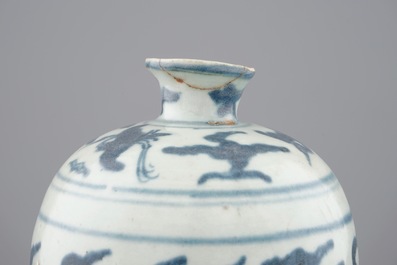 Een Chinese blauw-witte meiping vaas, Ming, Wanli