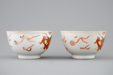 Une paire de tasses et soucoupes en porcelaine de Chine &agrave; d&eacute;cor de dragons en rouge de fer et dor&eacute;, Yongzheng, 1723-1735