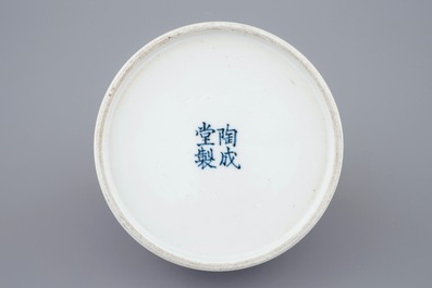 Een Chinese monochrome peachbloom glazuur waterpot, 19/20e eeuw