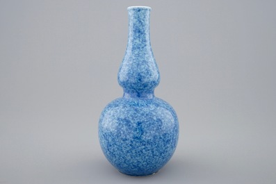 Un vase en porcelaine de Chine monochrome bleu poudr&eacute; de forme double gourde, 18/19&egrave;me