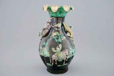 Un vase en forme de lotus en porcelaine de Chine famille noire, 19&egrave;me