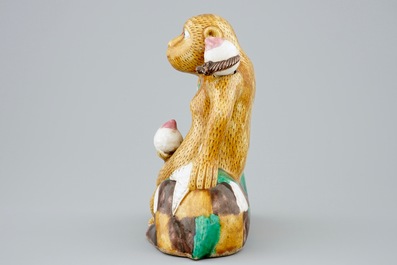 Une aigui&egrave;re en forme de singe assis sur un cerf en biscuit &eacute;maill&eacute; famille verte, Chine, Kangxi