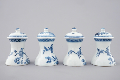 Een set van vier bodemloze Chinese blauw-witte stolpjes met floraal decor, Qianlong, 18e eeuw