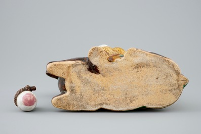 Een Chinese famille verte biscuit kan in de vorm van een aap op een hert, Kangxi