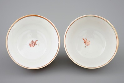 Une paire de tasses et soucoupes en porcelaine de Chine &agrave; d&eacute;cor de dragons en rouge de fer et dor&eacute;, Yongzheng, 1723-1735