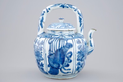 A blue and white Chinese kraak porcelain wine pot, Wanli, 1573-1619