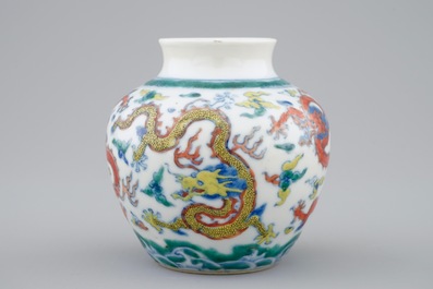 Un petit vase en porcelaine de Chine doucai &agrave; d&eacute;cor de dragons et volutes, marqu&eacute; Qianlong, 19&egrave;me
