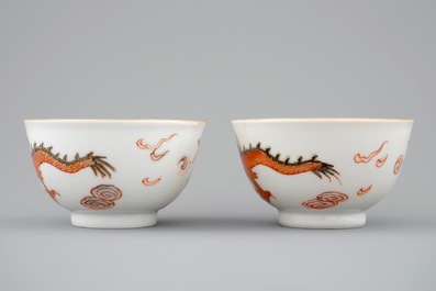 Une paire de tasses et soucoupes en porcelaine de Chine &agrave; d&eacute;cor de dragons en rouge de fer et dor&eacute;, Yongzheng, 1723-1735