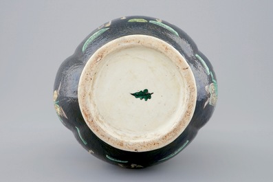 Un vase en forme de lotus en porcelaine de Chine famille noire, 19&egrave;me