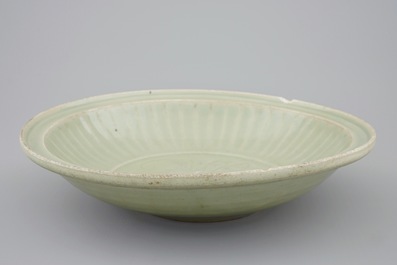 Een Longquan celadon schotel met ingekrast lotusdecor, Ming Dynastie, 15e eeuw