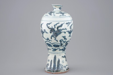 Un vase meiping en porcelaine de Chine bleu et blanc, Ming, Wanli