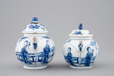 Twee blauw-witte Chinese theepotjes met deksels, Kangxi