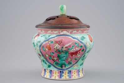 Een Chinees turquoise fond &quot;Straits&quot; porseleinen vaasje met houten deksel met jade knop, 19e eeuw