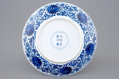 Une assiette en porcelaine de Chine bleu et blanc &agrave; d&eacute;cor de lotus, marque de Xuande, Kangxi