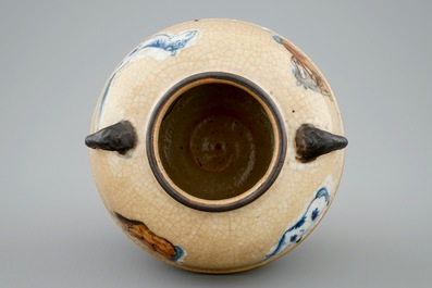 Un petit vase globulaire en porcelaine de Chine &agrave; d&eacute;cor de chevaux sur un fond brun craquel&eacute;, 18/19&egrave;me