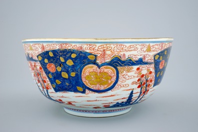 Un grand bol &agrave; punch en porcelaine de Chine de style Imari, Kangxi