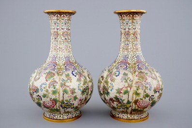 Une paire de vases en forme de bouteille en cloisonn&eacute;, Chine, 19&egrave;me