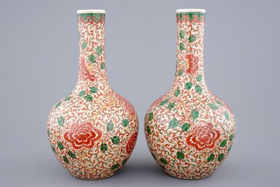 A pair of Chinese famille verte tianqiuping bottle shaped crackle vases, 19th C.