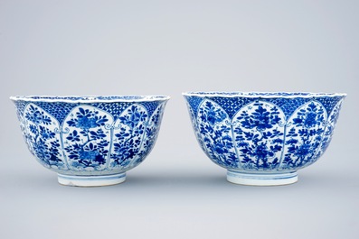 Een paar blauw-witte Chinese kommen met floraal decor, Kangxi