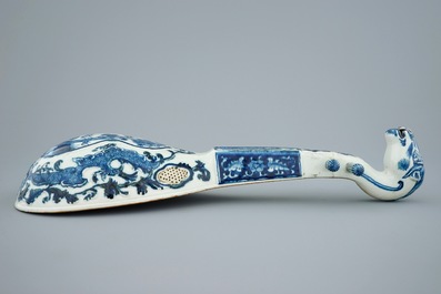 A blue and white Chinese porcelain model of a pipa lute, 19th C.