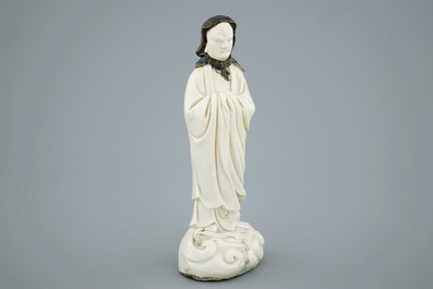Un mod&egrave;le d'un Luohan au foulard noir en porcelaine blanc de Chine de Dehua, 19th C.