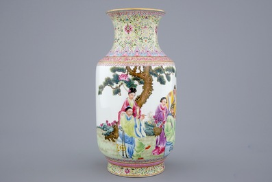 Een fijne Chinese famille rose vaas, Republiek, 20e eeuw